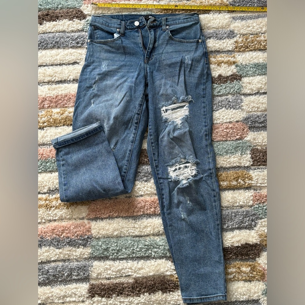 Women’s size 5 Fashion Nova Distressed Skinny Jeans